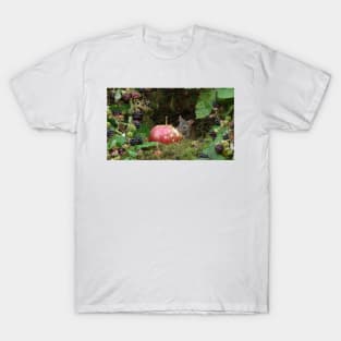 Mouse by the brambles with apple T-Shirt